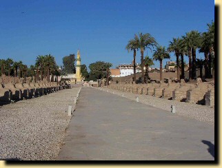 Alle des Sphinx qui reliait les temples de Louxor et de Karnak, distants de 2,7 Km.